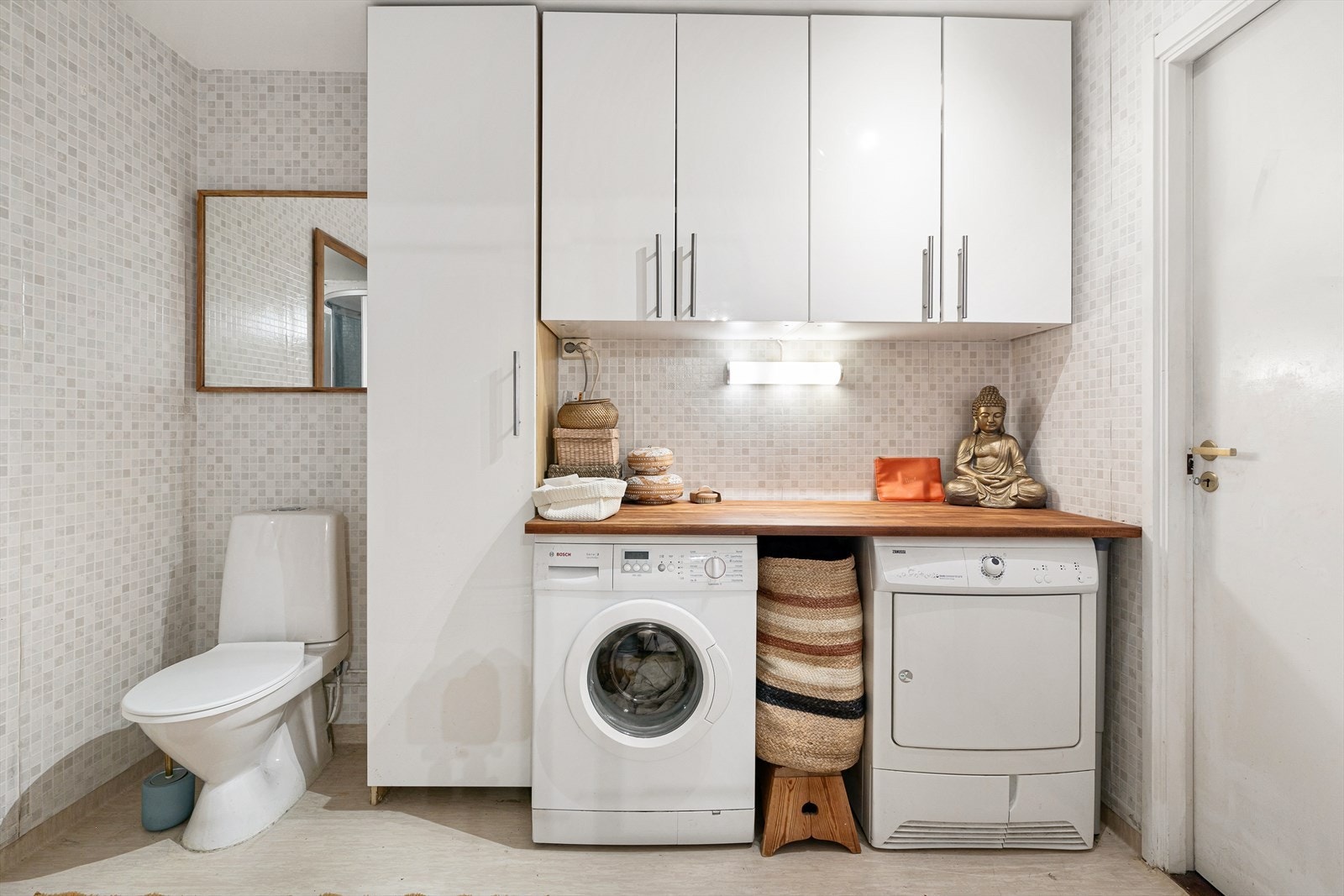 Badet har god plass til vaskemaskin og tørketrommel Galleribilde