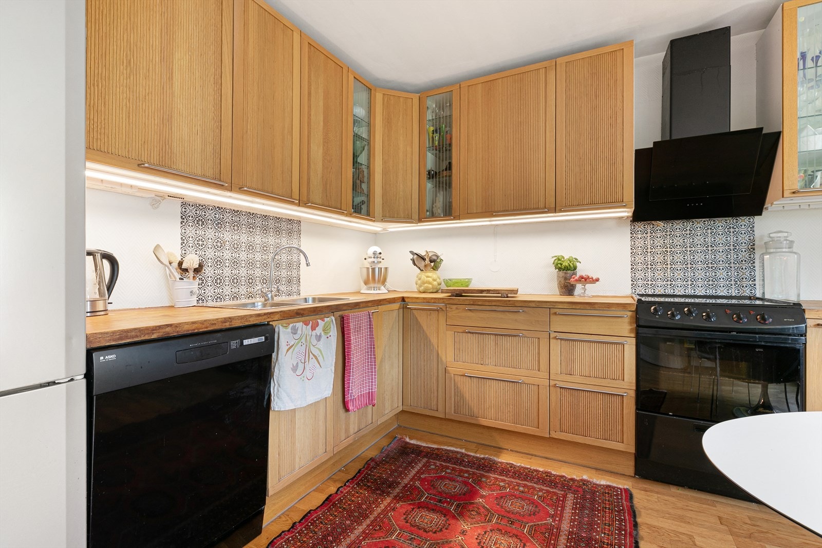 Kjøkkenet har godt med skap- og benkeplass Galleribilde