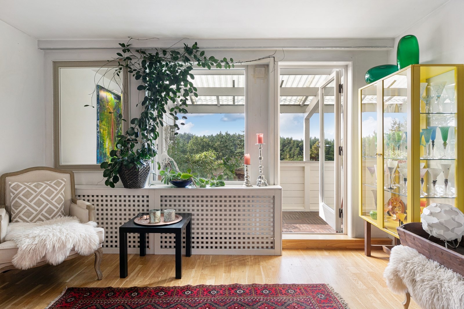 Store vindusflater som slipper inn naturlig lys Galleribilde