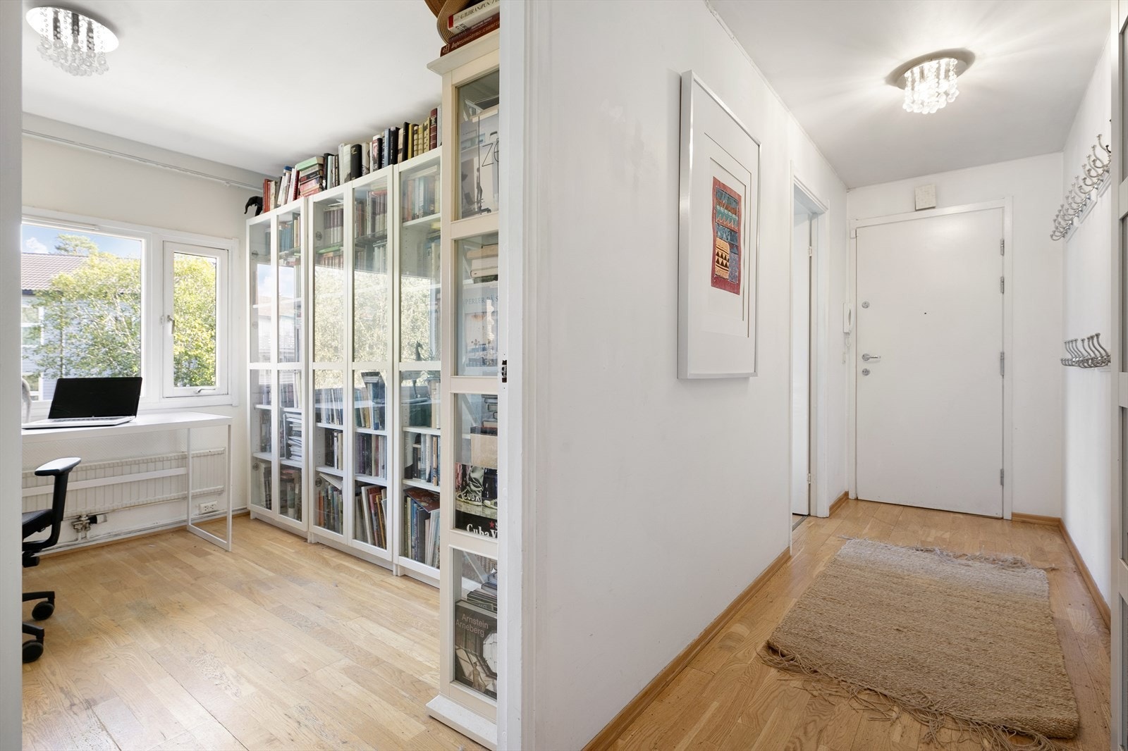 Entré gir direkte adkomst til boligens øvrige rom, og rommet kan enkelt tilpasses ulike funksjonelle behov. Galleribilde