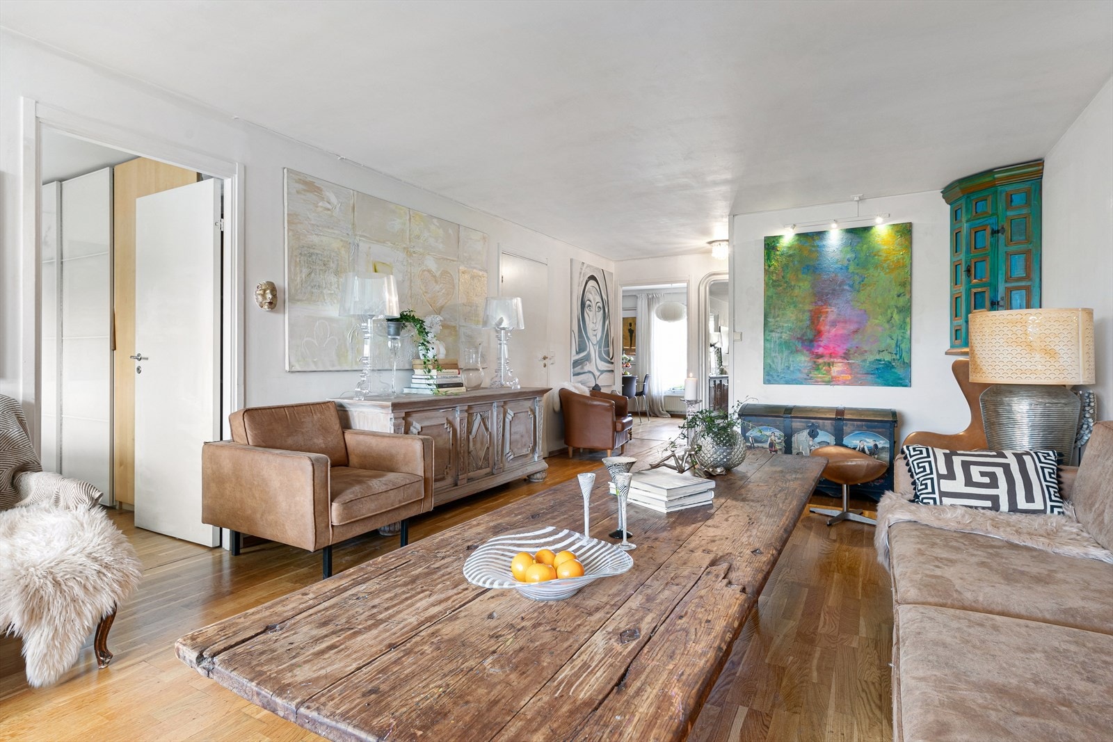 Lys og romslig stue med adgang til soverom Galleribilde