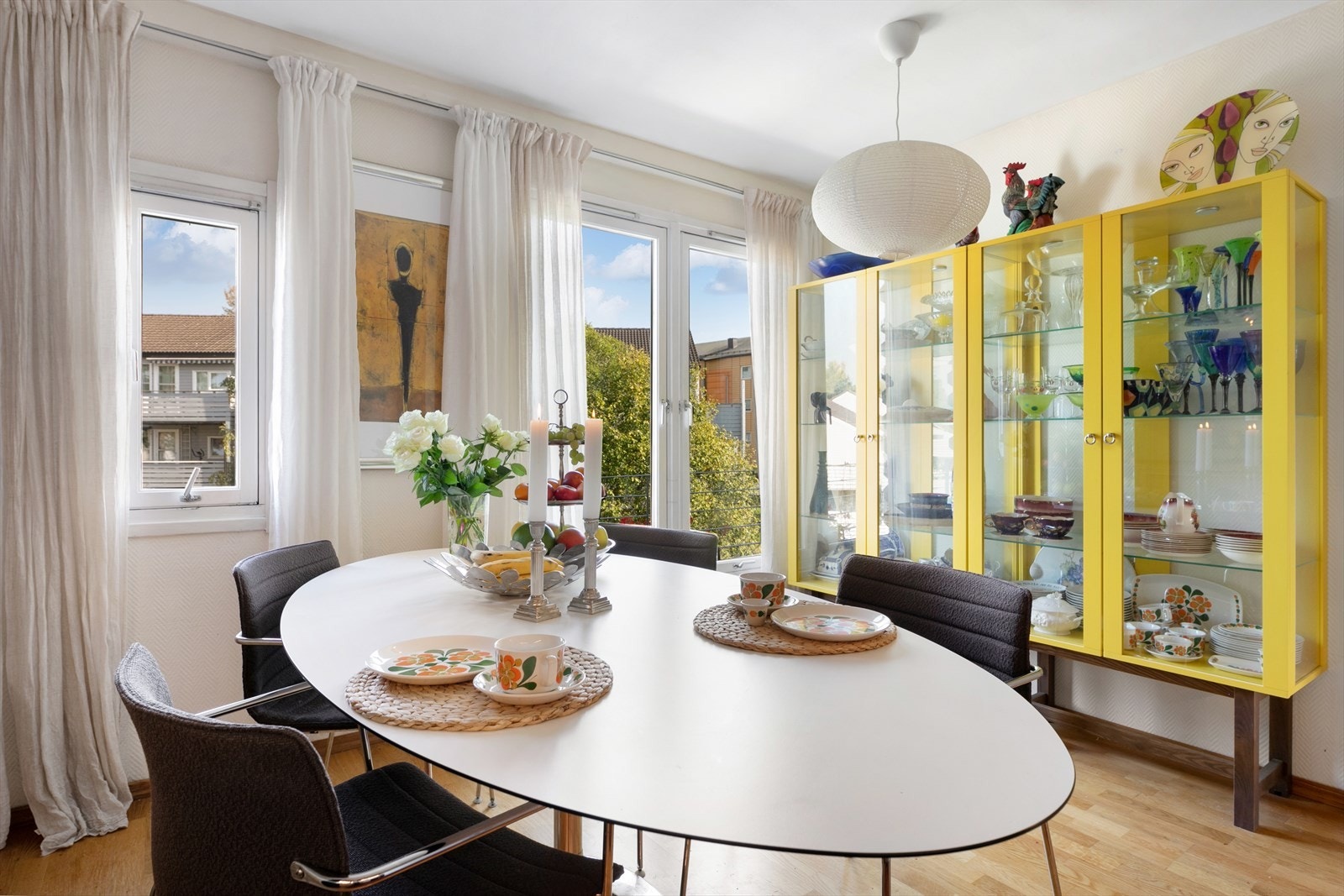 Separat kjøkken med god plass til spisebord Galleribilde