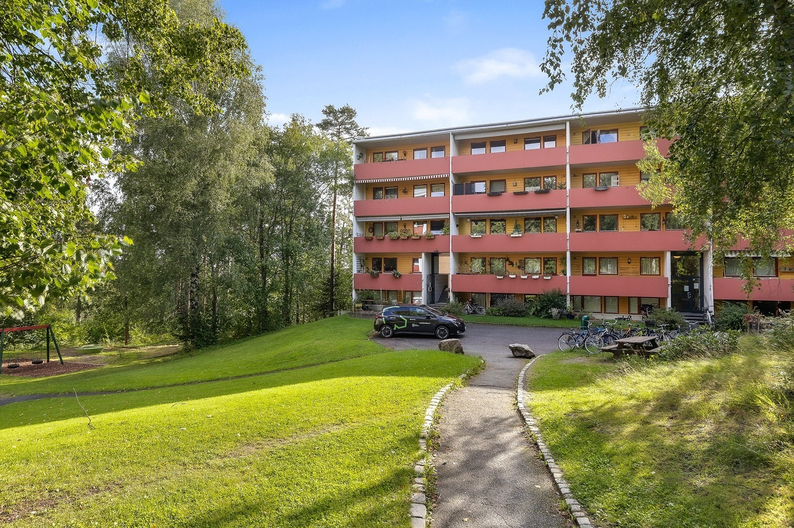 Boligsameiet har felles tomteareal opparbeidet med blant annet asfalterte internveier, sykkelstativer, sittebenker, gressplen og diverse beplantning. Galleribilde