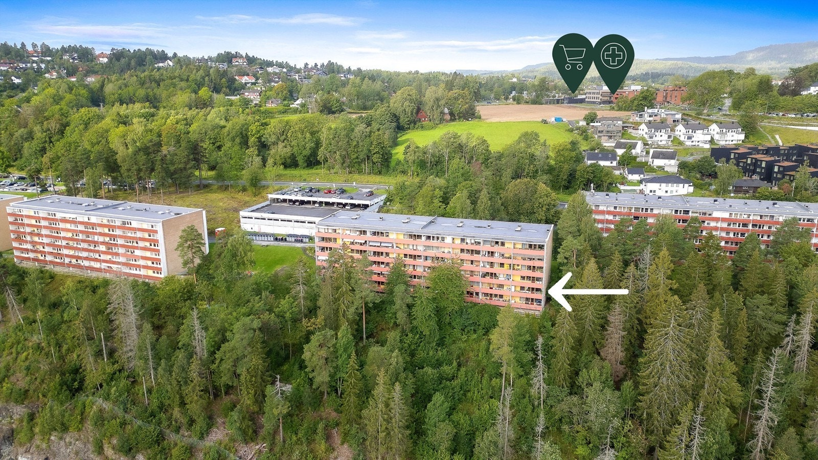 Rema 1000 og Borgen innbyggertorg med blant annet legesenter i gangavstand fra leiligheten. Galleribilde