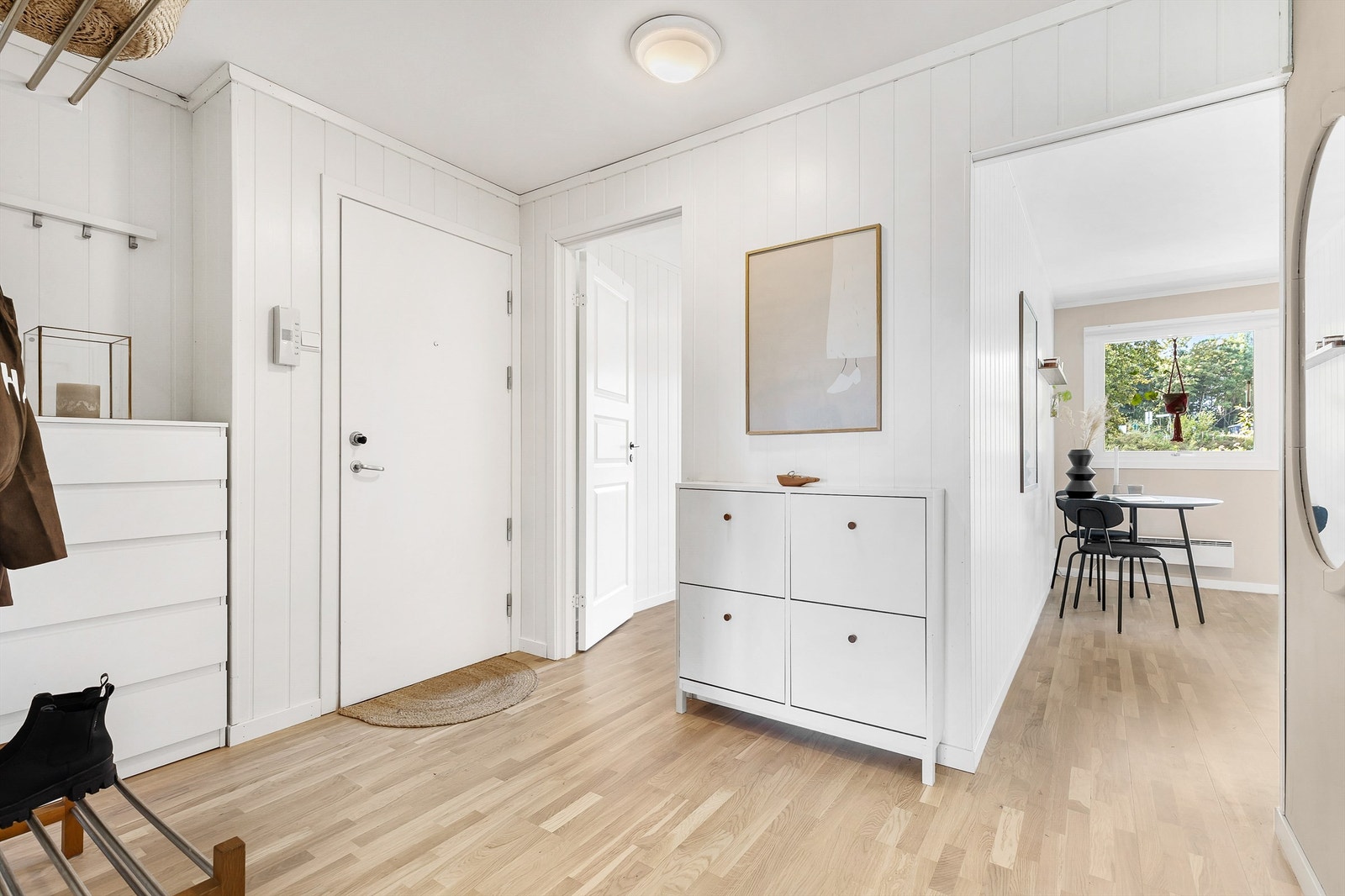 Lys og innbydende entré med plass til garderobeinventar. Galleribilde
