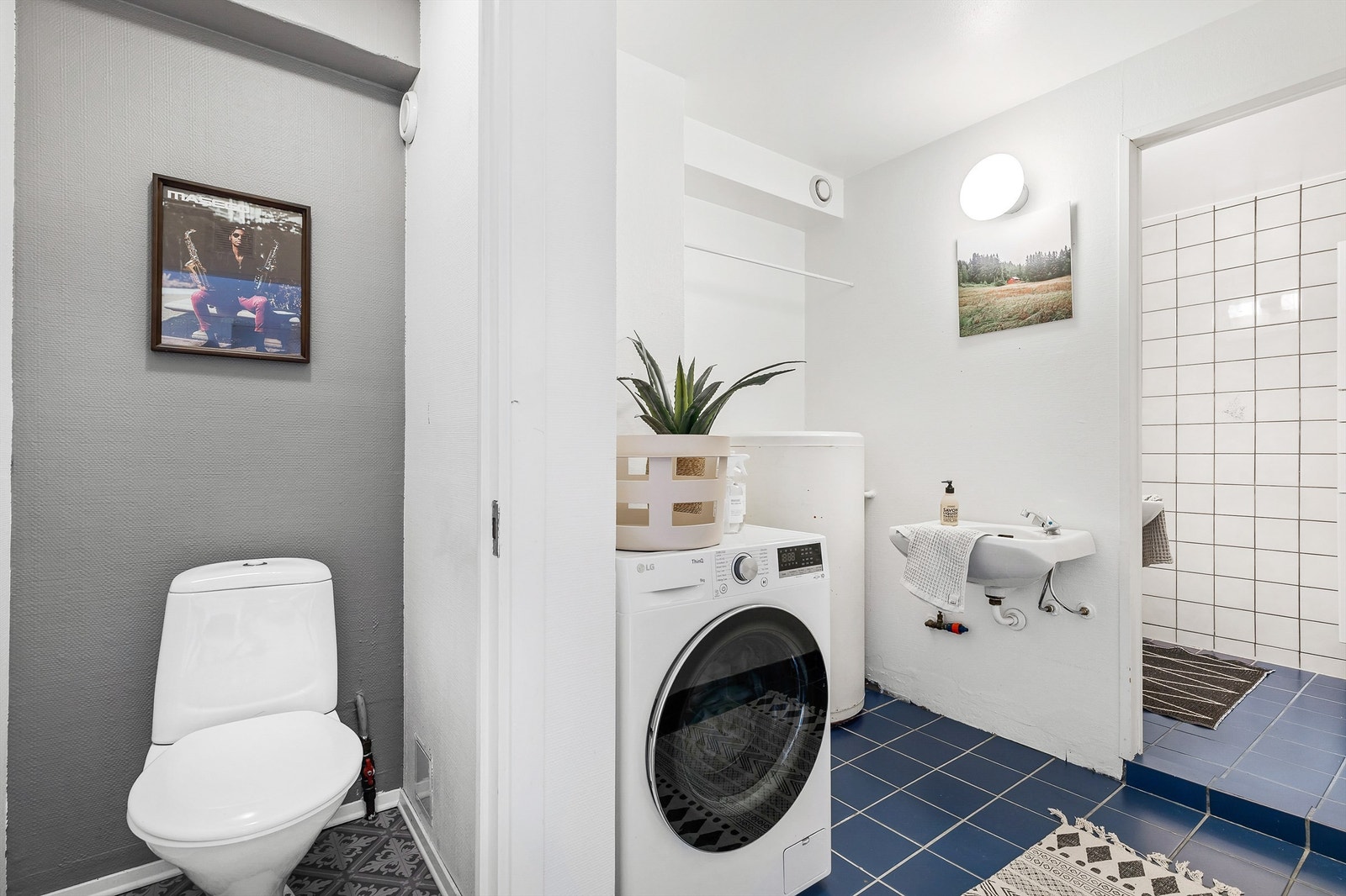 Baderommet er originalt, stort og tredelt med wc, vaskerom og baderom. Galleribilde