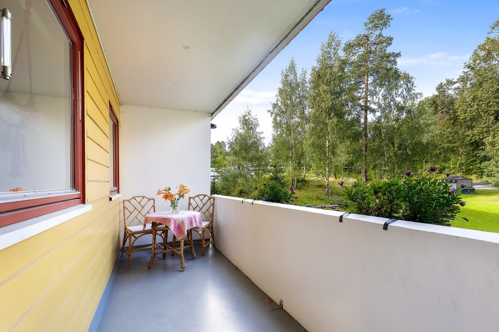 Fra balkongen har du flott utsyn over fine og flotte opparbeidete fellesområder. Galleribilde