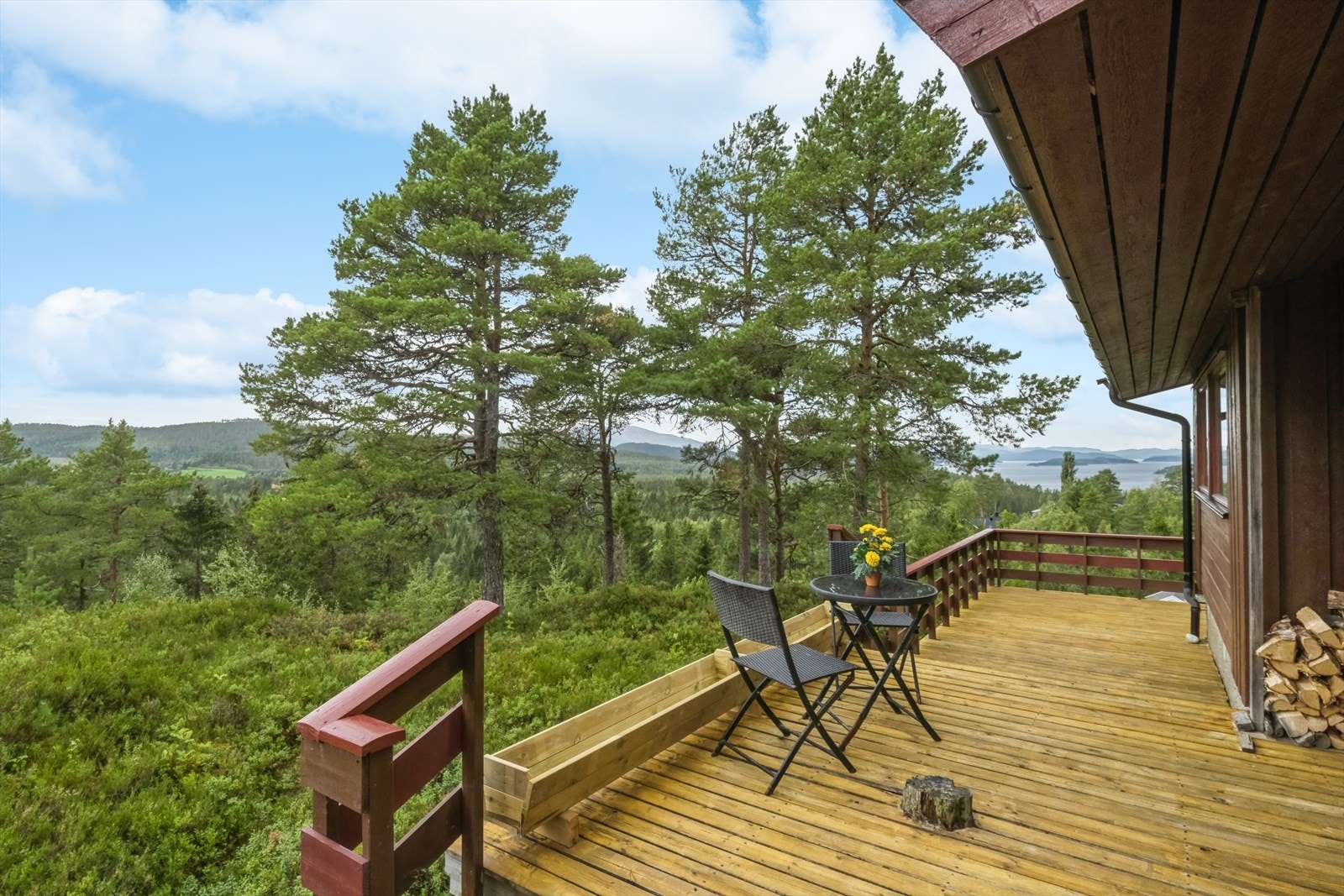 Veranda på ca 62 kvm som går over 2 sider av boligen. Galleribilde