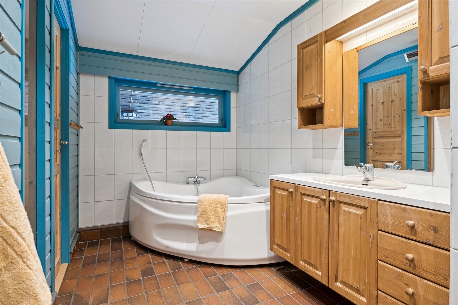 Bad på ca. 7 kvm. Vegg i vegg ligger vaskerom som er ca. 10 kvm. I tillegg er det 2 stk. wc rom, dusjrom og badstue. Galleribilde