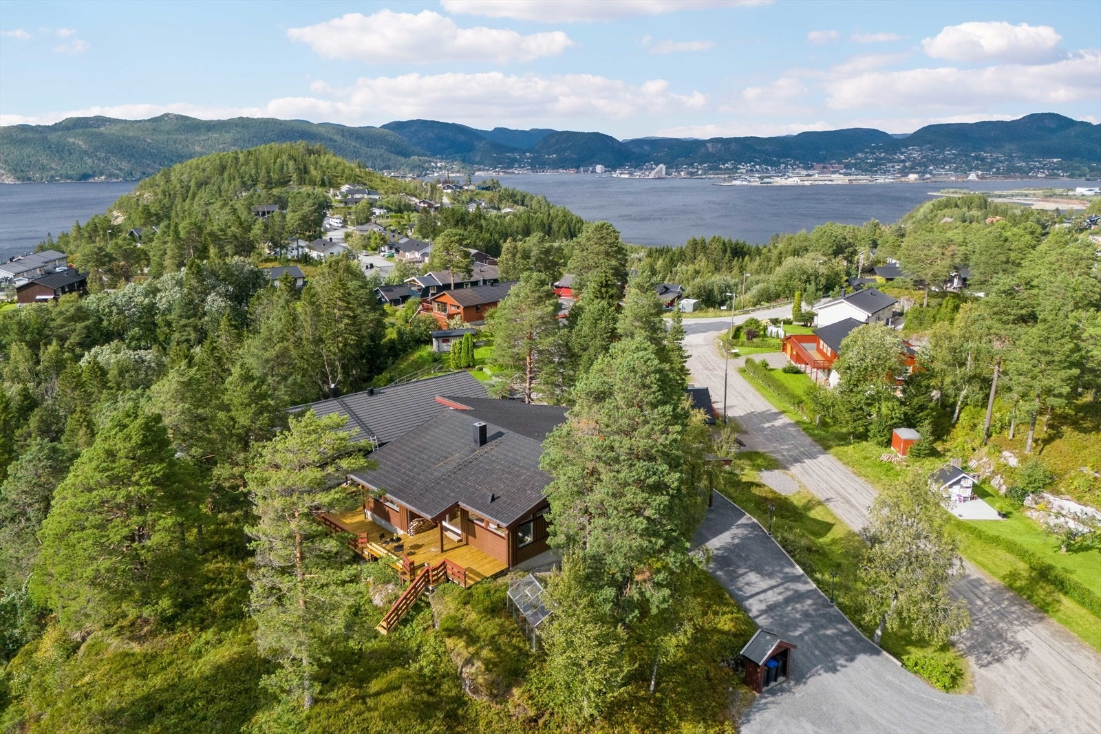 Boligen ligger høyt i terrenget og har naturtomt og stor veranda på hele 62 kvm. Fin beliggenhet i stille gate uten gjennomgangstrafikk. Galleribilde