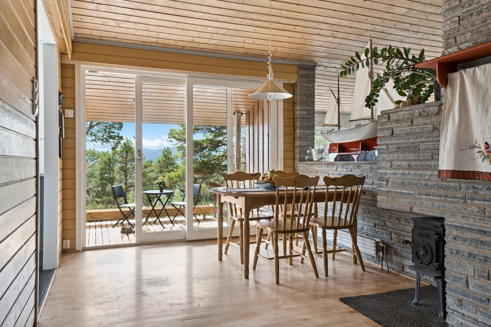 Spiseplass ved kjøkken og utgang til stor veranda på ca. 62 kvm. Galleribilde