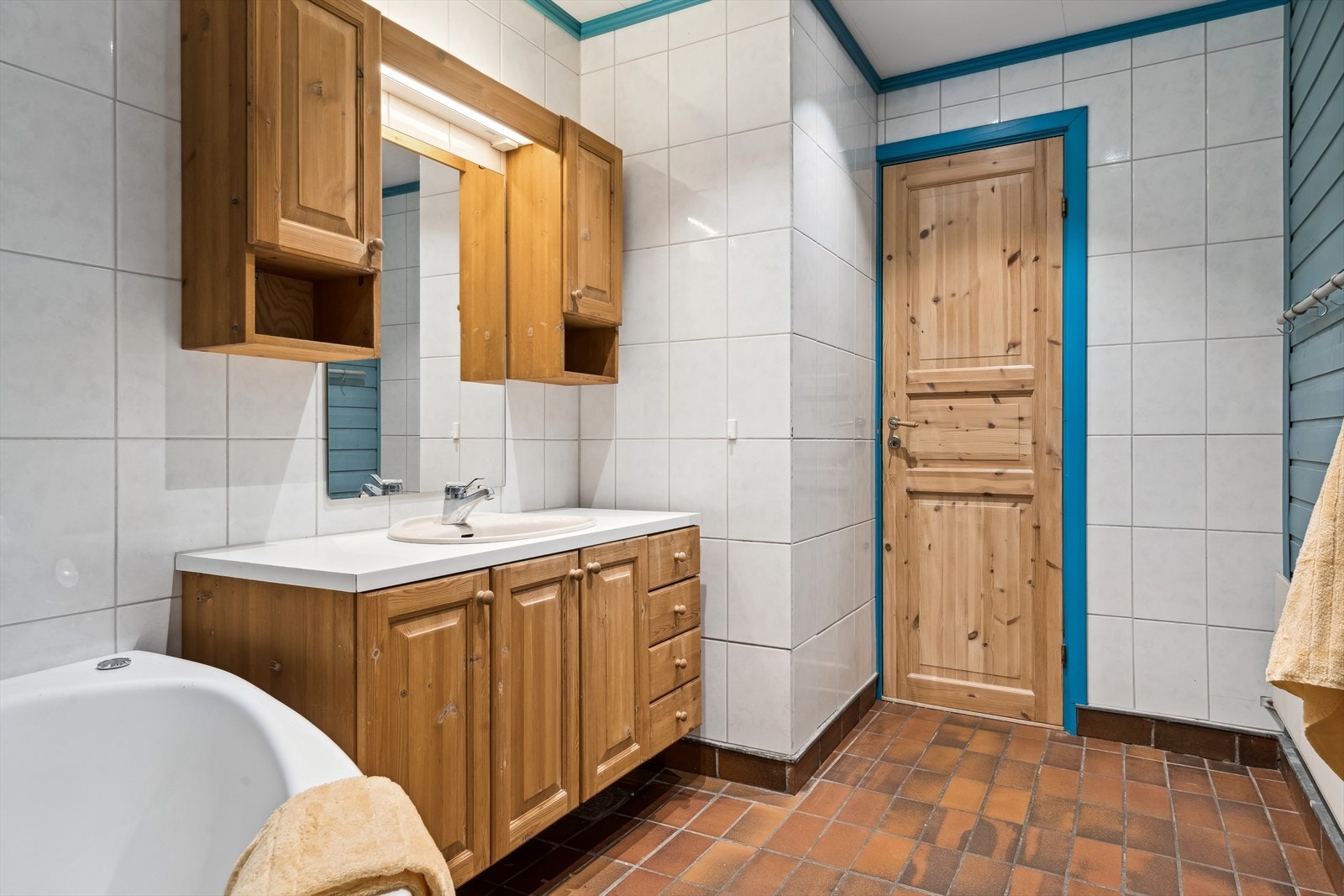 Bad på ca. 7 kvm. Vegg i vegg ligger vaskerom som er ca. 10 kvm. I tillegg er det 2 stk. wc rom, dusjrom og badstue. Galleribilde