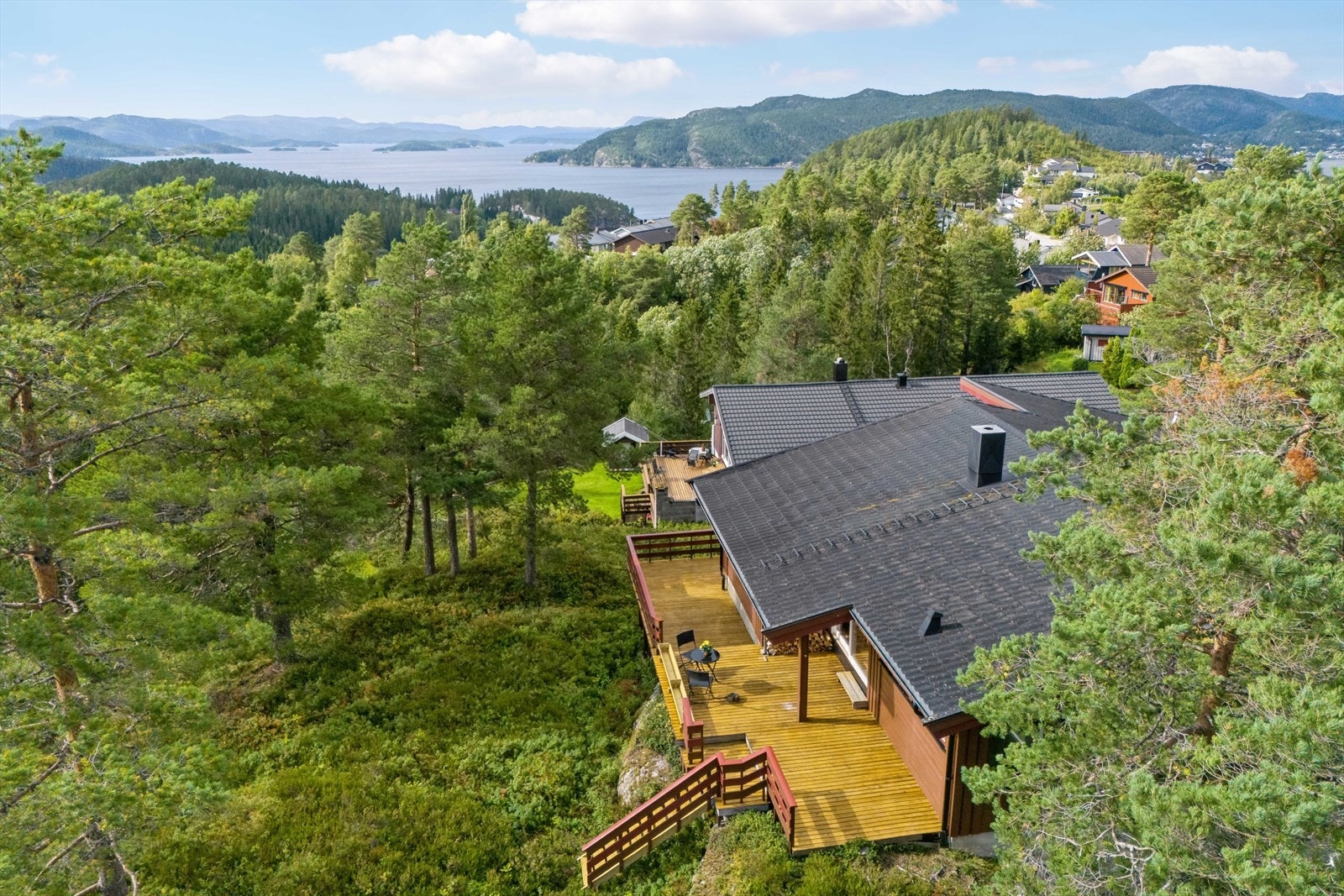 Eiet tomt på ca. 1.463 kvm. Lettstelt naturtomt. Gode lys og solforhold. Galleribilde