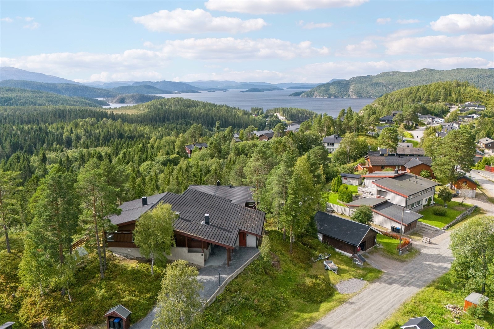 Spillum - Arkitektegnet enebolig med 5 soverom. Panoramautsikt ut Namsenfjorden. Galleribilde