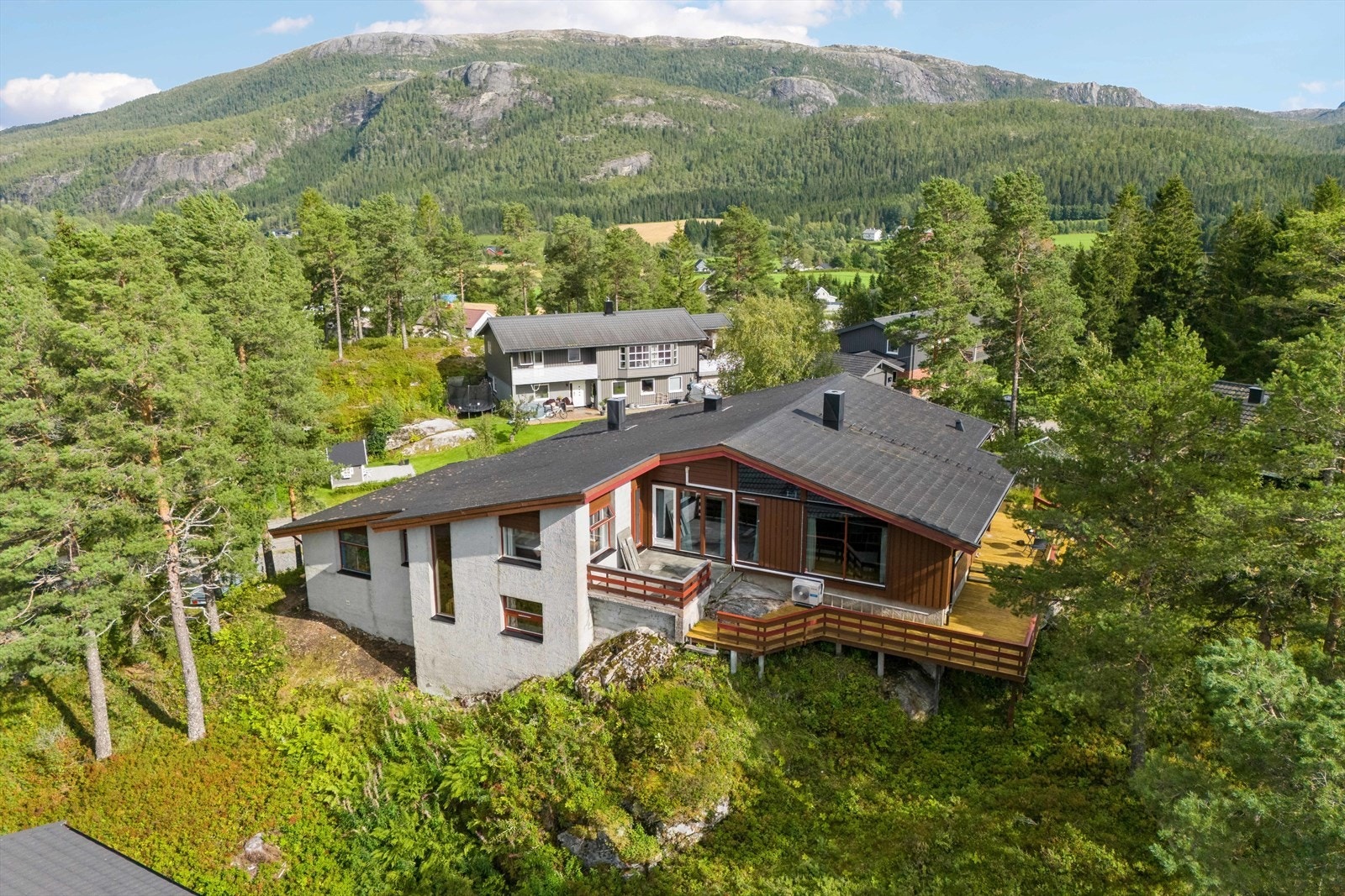 Velkommen til Tiurvegen 4. Romslig arkitektegnet enebolig med 5 soverom. Attraktiv beliggenhet i endeveg på en liten høyde med storslått utsikt ut Namsenfjorden. Galleribilde