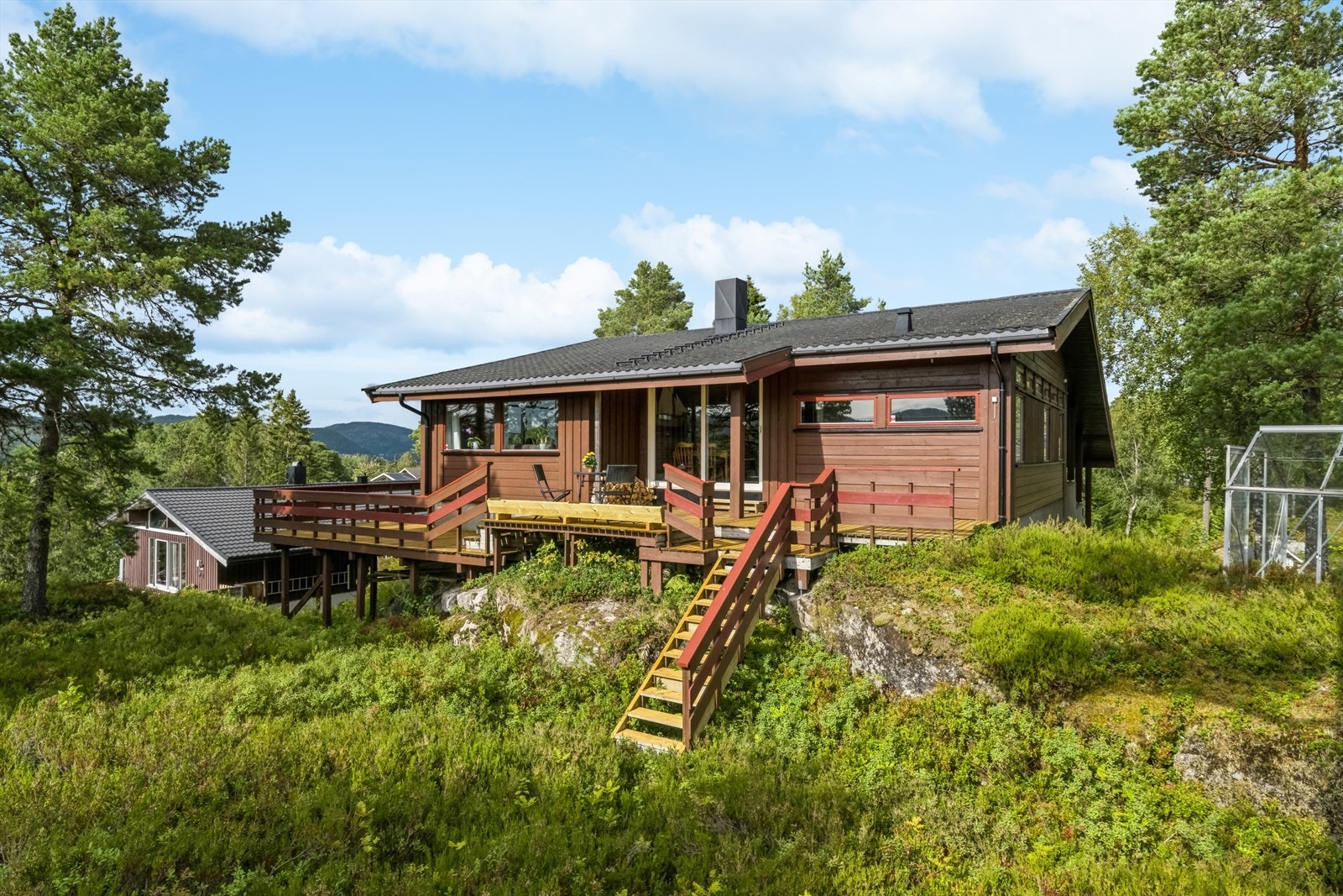 Eiet tomt på 1.463 kvm. Som i hovedsak består av naturtomt og gårdsplass. Lettstelt! Galleribilde