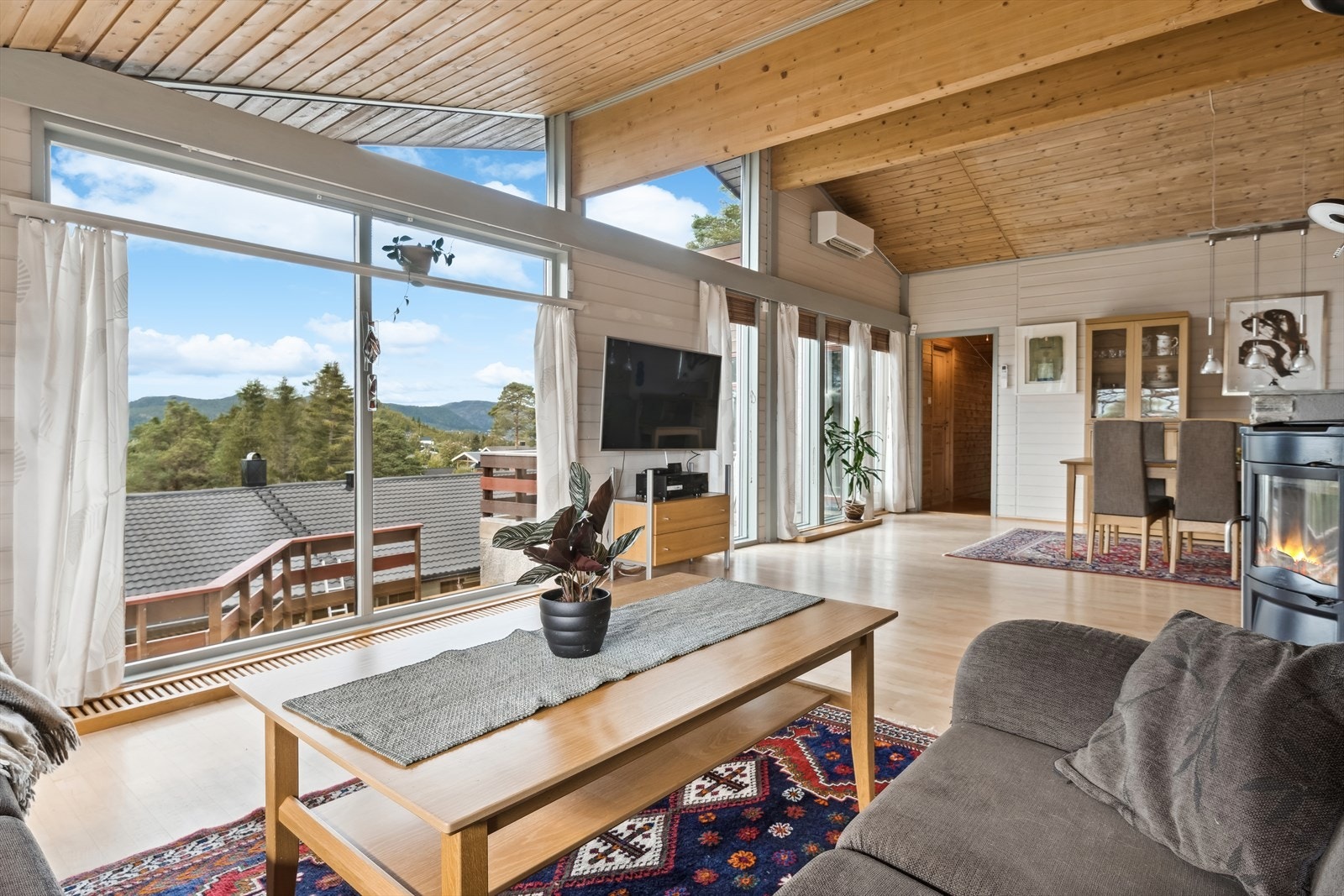 Stue med store vindusflater som gir godt med lys Galleribilde