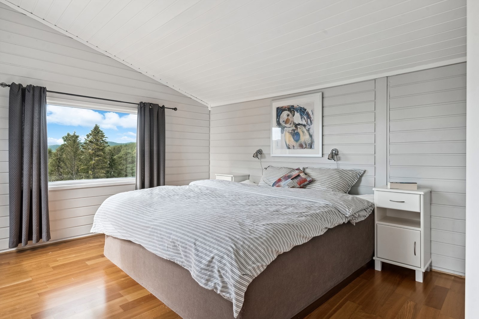 5 stk. soverom i boligen. De er fra ca. 7 kvm opp til 13,5 kvm. Galleribilde