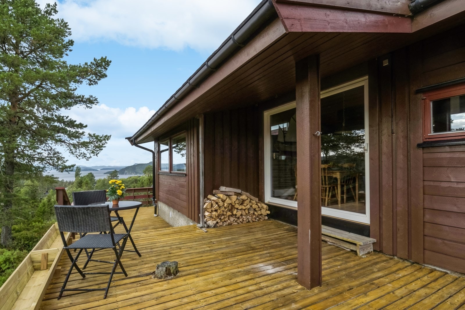 Veranda på ca 62 kvm som går over 2 sider av boligen. Galleribilde