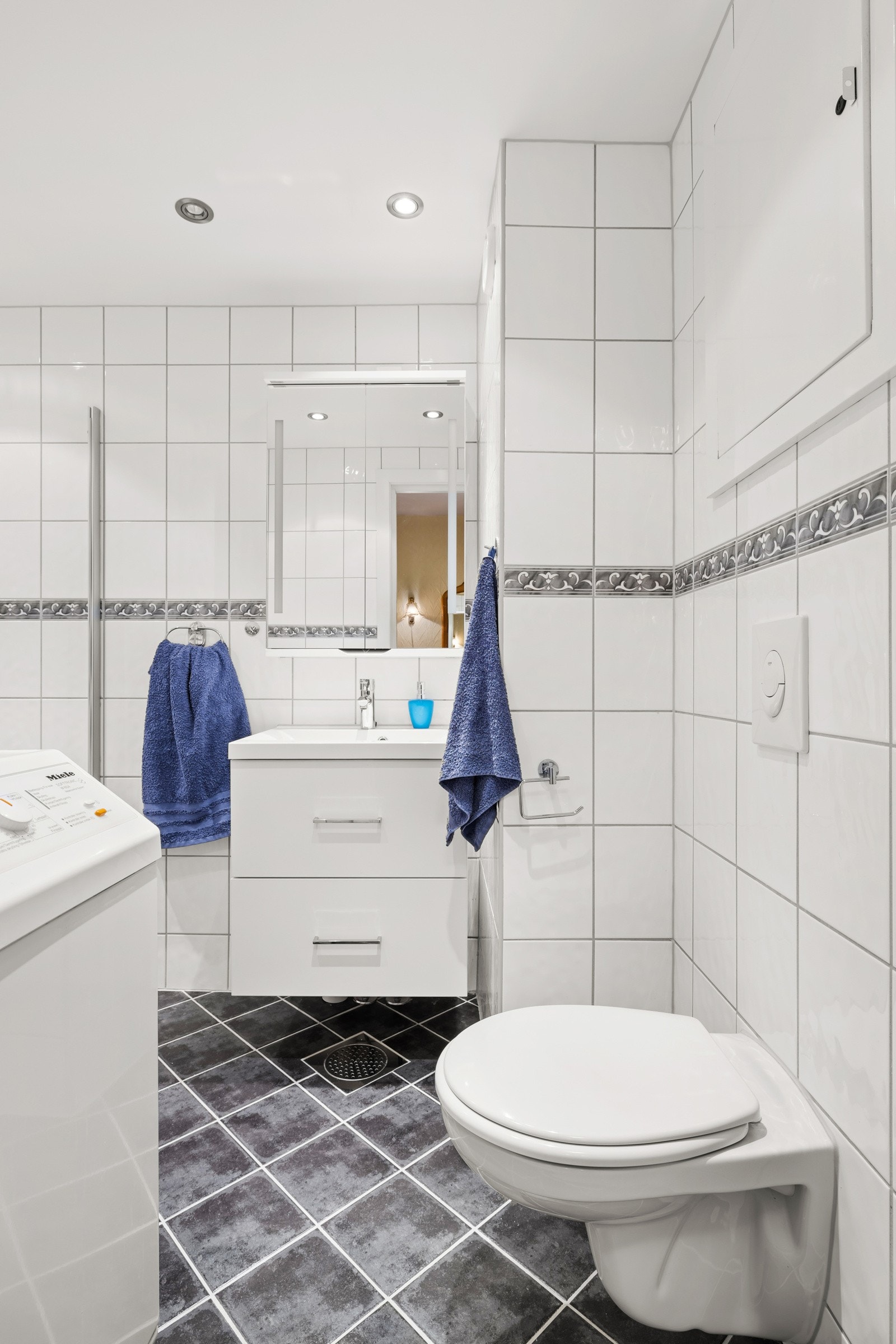 Pent og flislagt baderom som er renovert i regi av borettslaget i 2013 Galleribilde