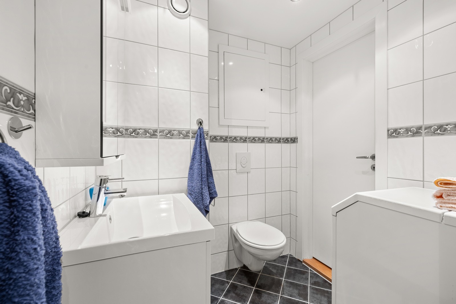 Utstyrt med bl.a. vegghengt wc, downlights og gulvvarme Galleribilde