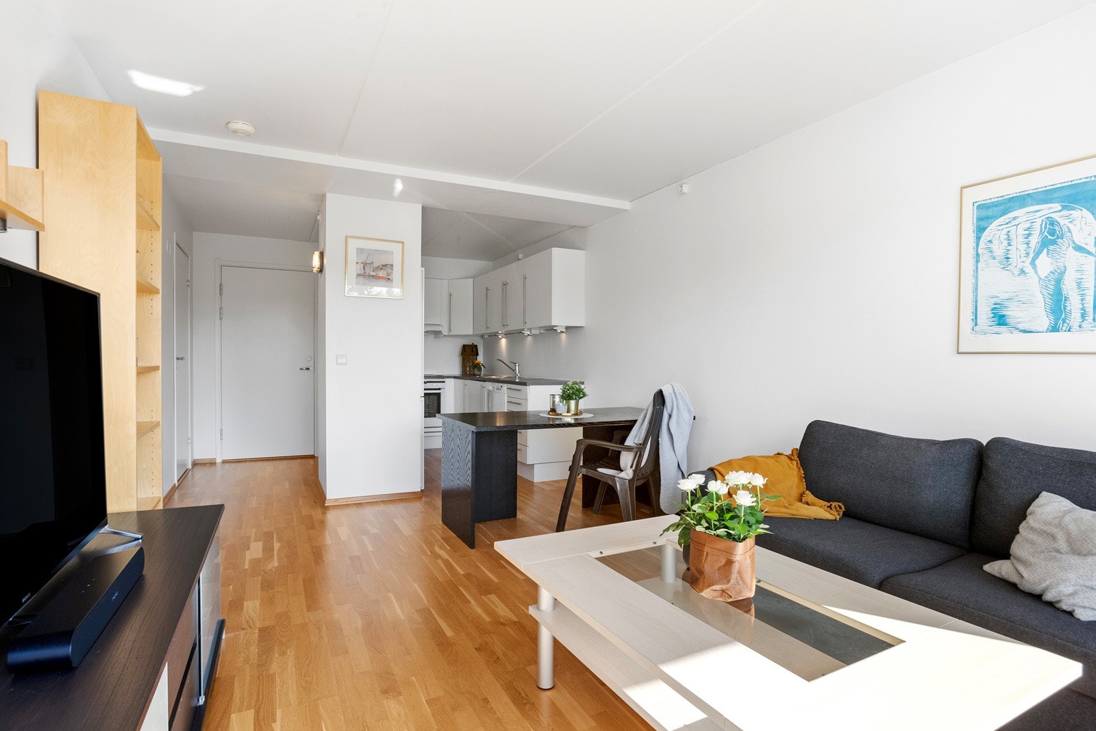 Stue med plass til både spisebord og sofa Galleribilde