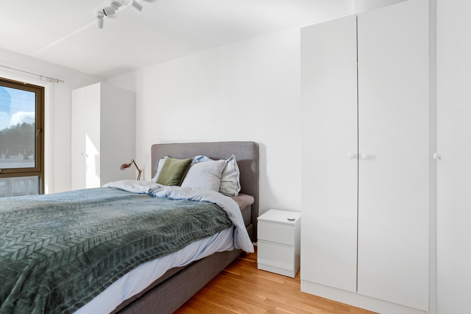 Soverom, godt med skapplass her Galleribilde
