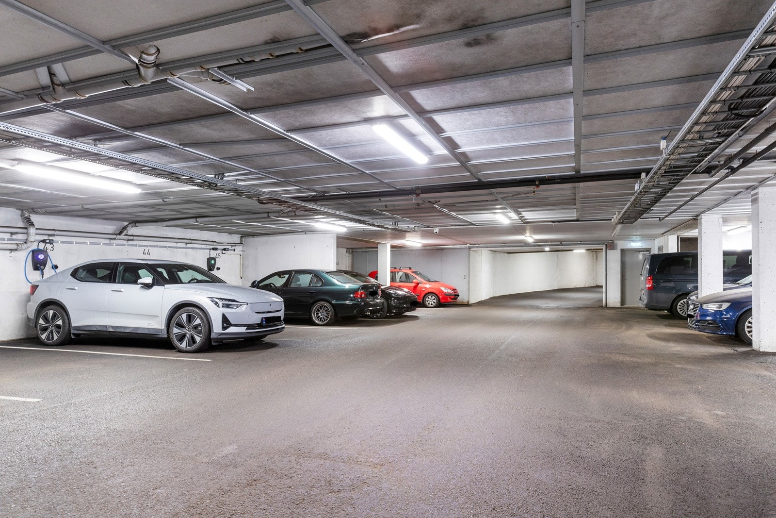 Egen plass i felles garasjeanlegg under blokka. Det er heis ned til garasjen og egen Zaptec Galleribilde