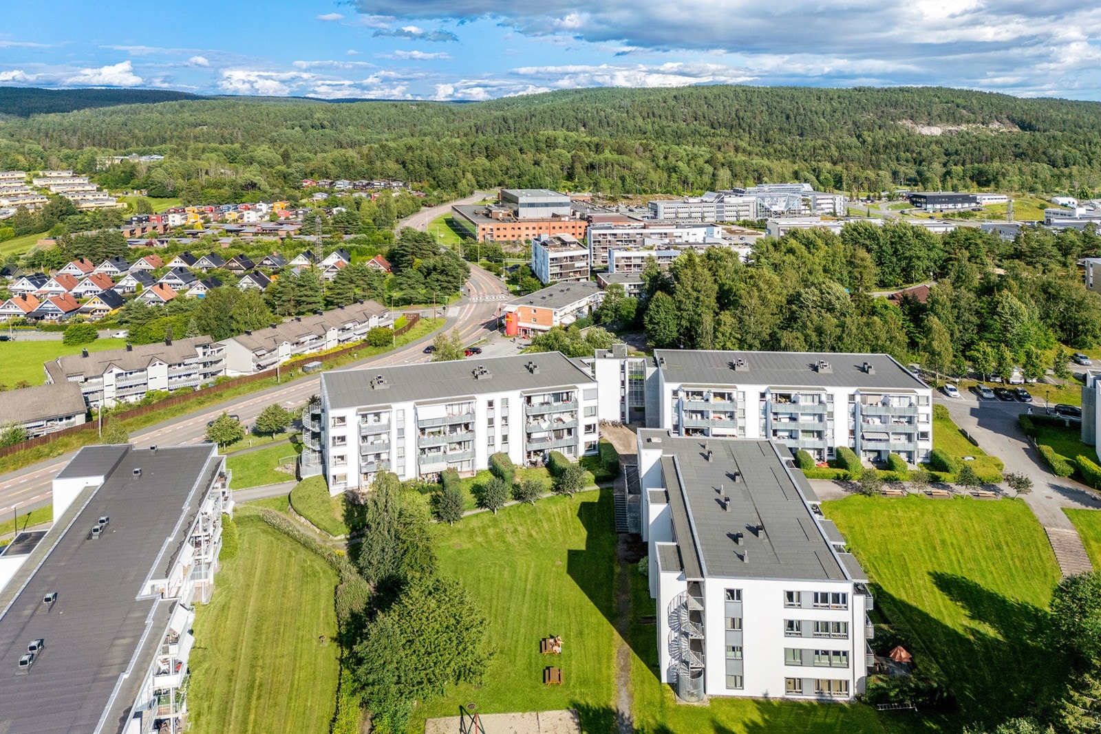 Nærhet til t-bane og marka Galleribilde