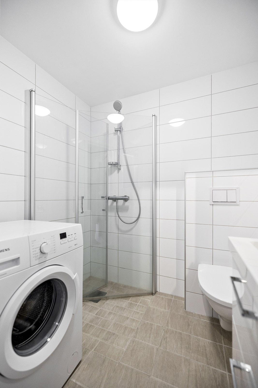 Badet har varmekabler og rom for/plass til vaskemaskin Galleribilde