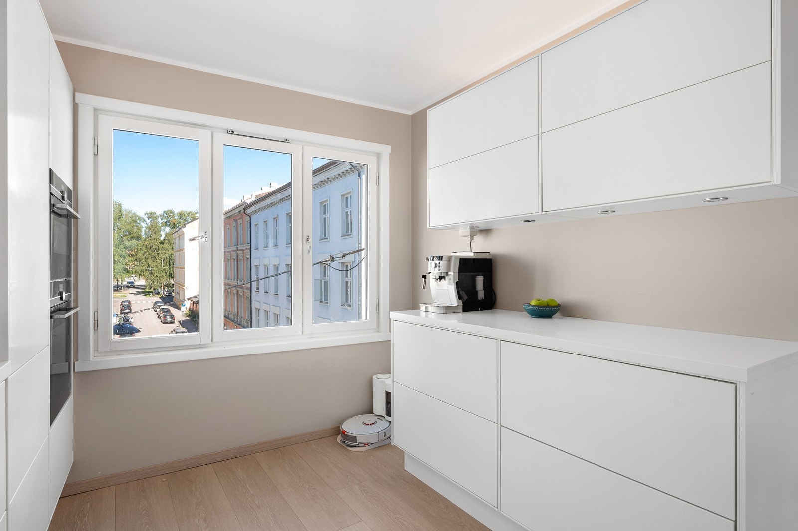 Kjøkkenet er utformet slik at flere kan stå og kokkelere på kjøkkenet samtidig! Galleribilde