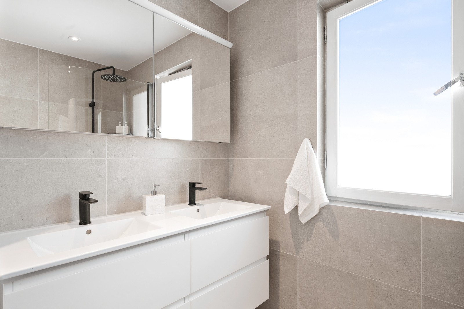 Badet er pusset opp i 2021, med flott innredning og store fliser på gulv og vegger. Galleribilde