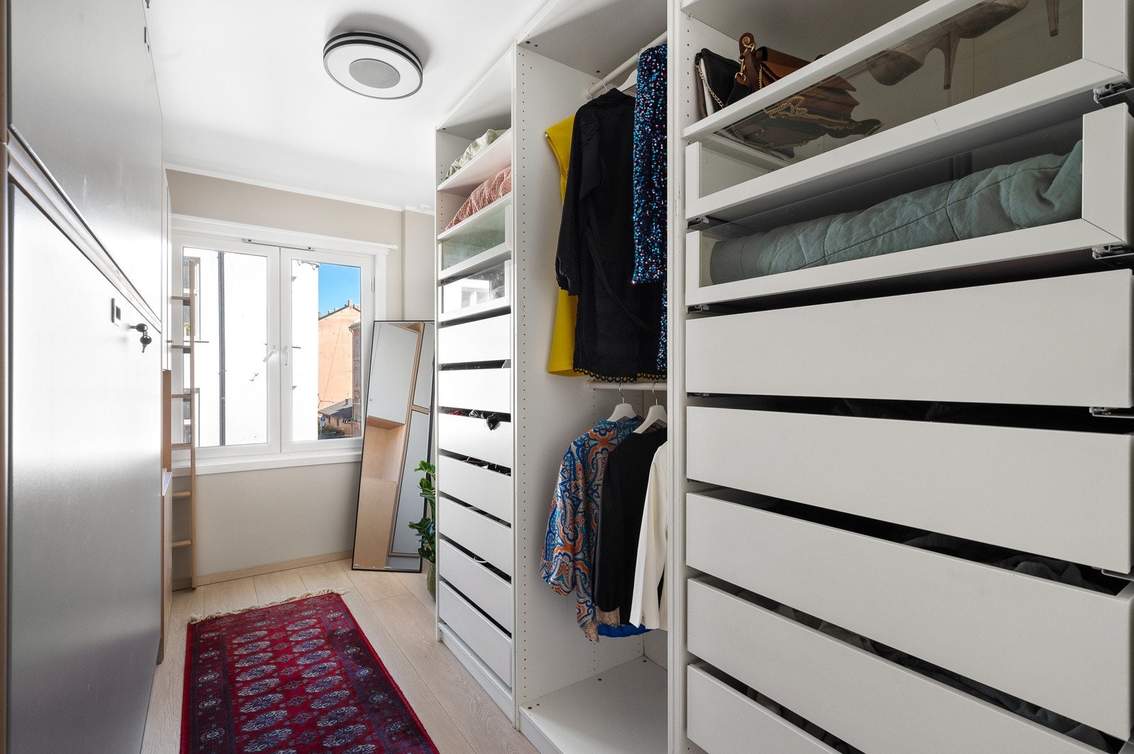 Det tredje soverommet blir i dag brukt som gjesterom og klesrom. Galleribilde