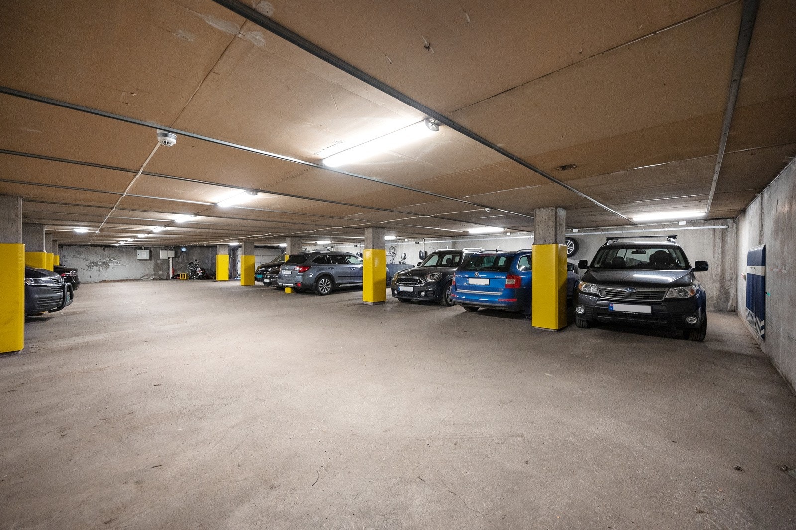 Det medfølger 1 garasjeplass i byggets kjeller med heisadkomst. Galleribilde