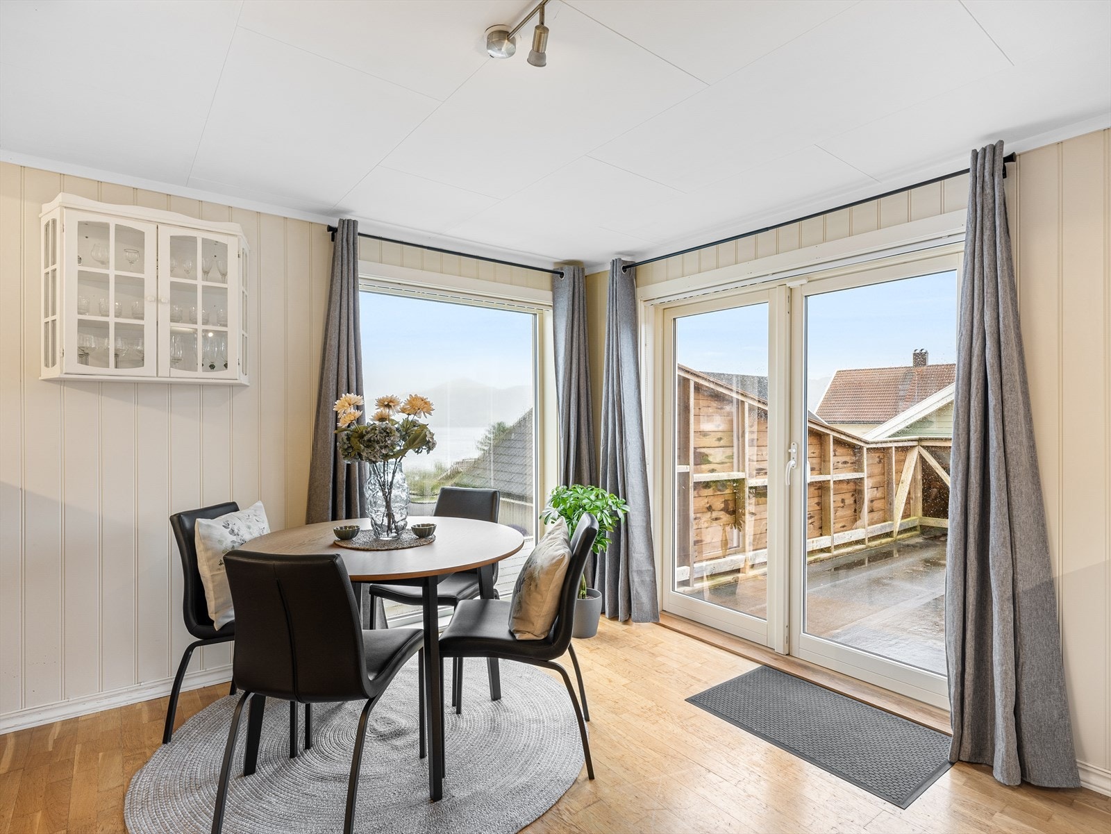 Det er også skyvedør ut til solrik takterrasse. Skjermet for innsyn. Galleribilde