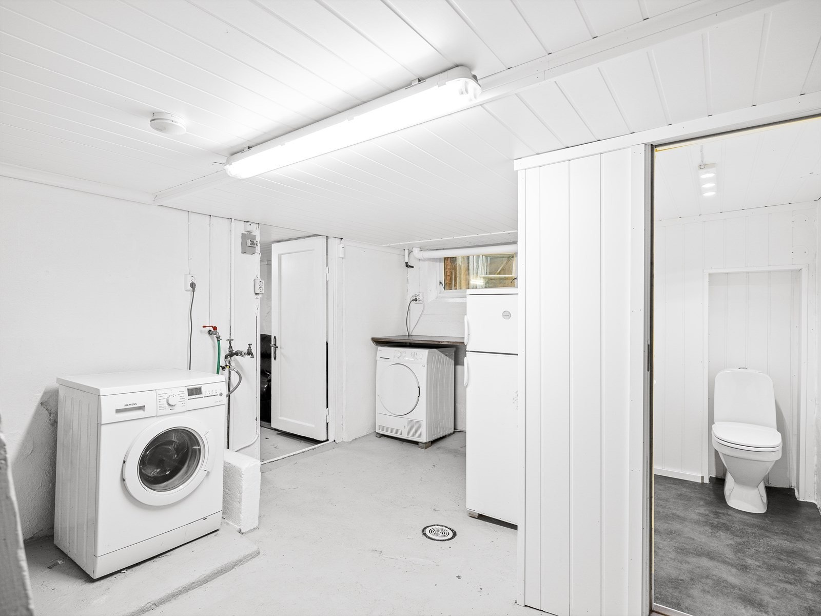 Fra gangen i 1.etg er det også trapp ned til u.etg
Denne etasjen har også inngang utenfra. Galleribilde