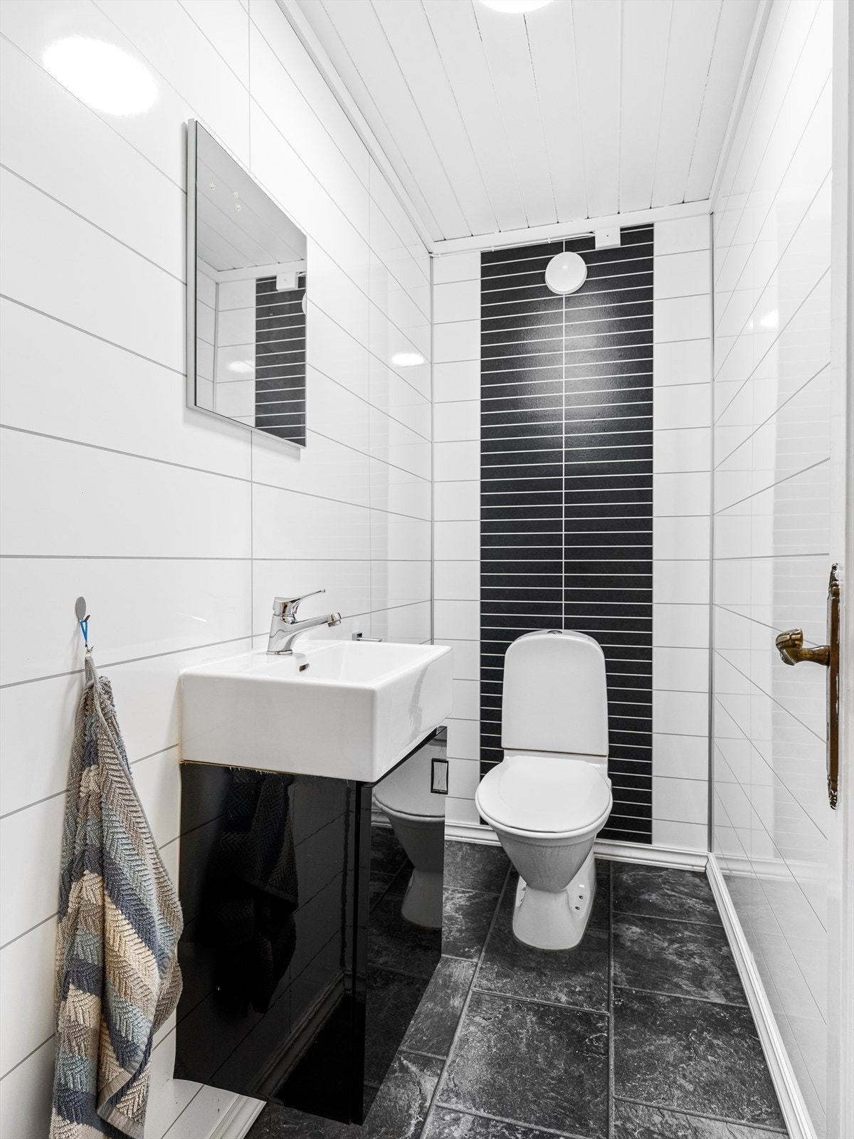 Toalettrom med wc og vask. Galleribilde