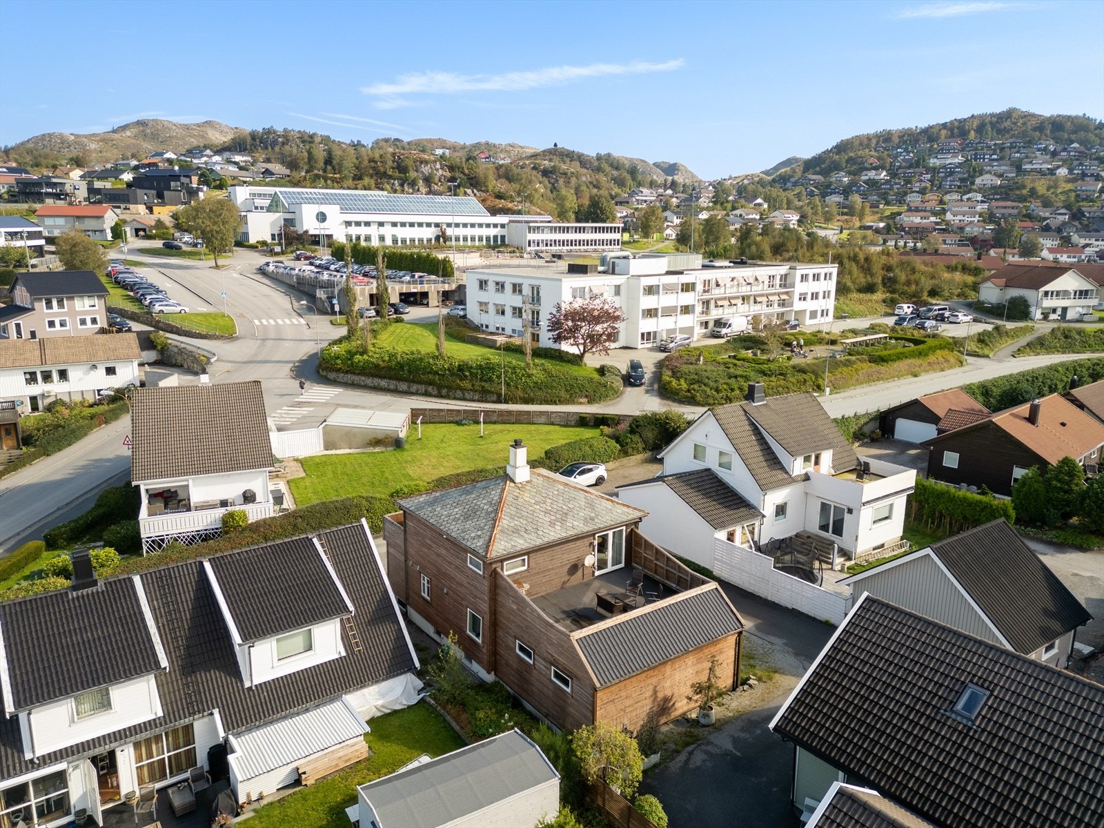 Fra boligen er det gangavstand til Solås skole og sentralidrettsanlegget, det er også kort vei til svømmehallen. Lettstelt tomt med god parkeringsplass. Her bor man tilbaketrukket men likevel sentralt. Galleribilde
