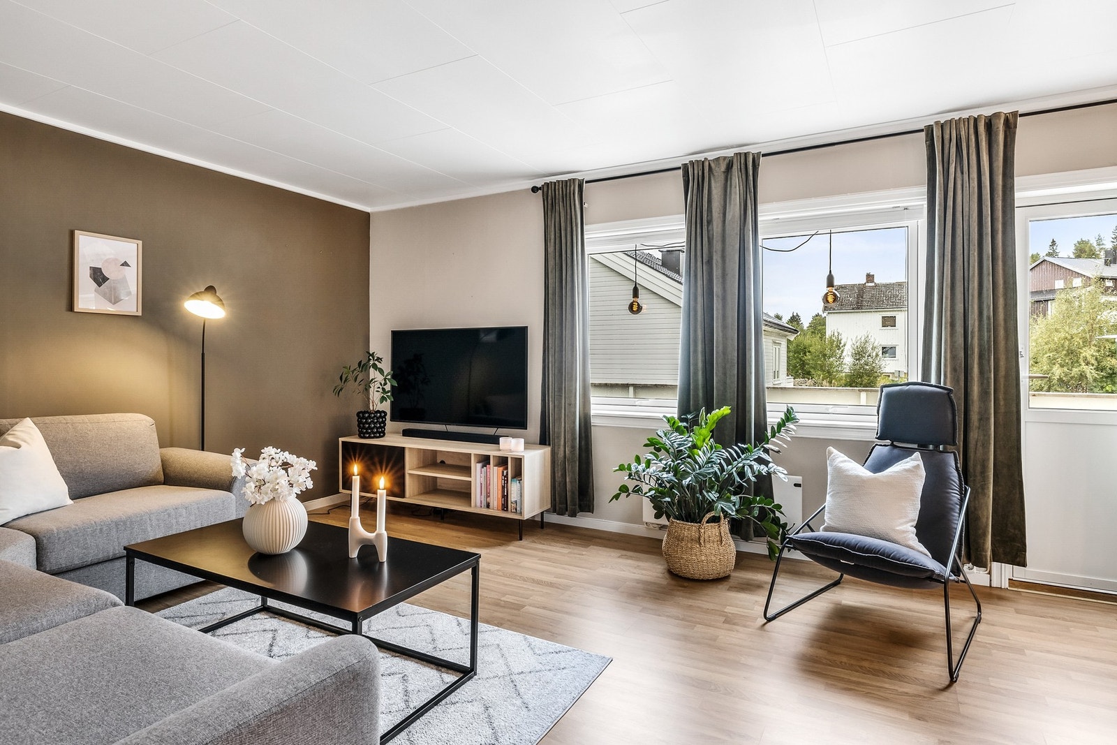 Leiligheten består av entré, kjøkken, stue/spisestue, 2 soverom og bad Galleribilde