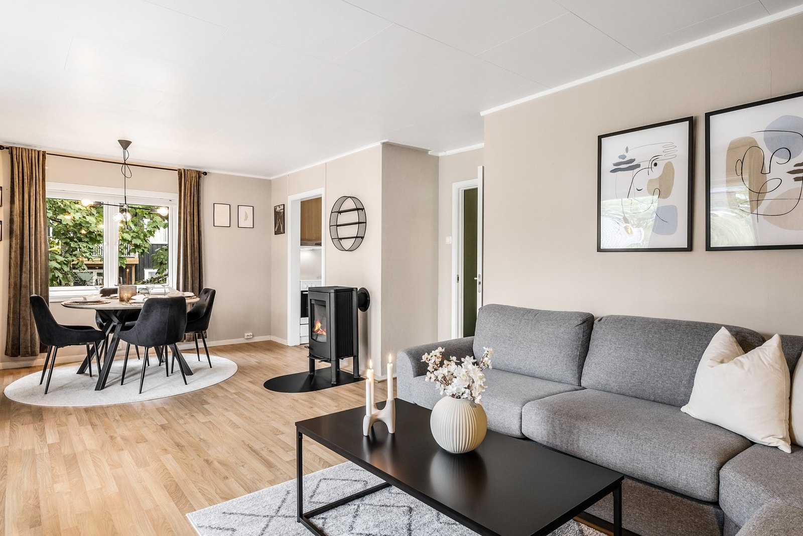Romslig stue med tidsriktig og innbydende preg Galleribilde