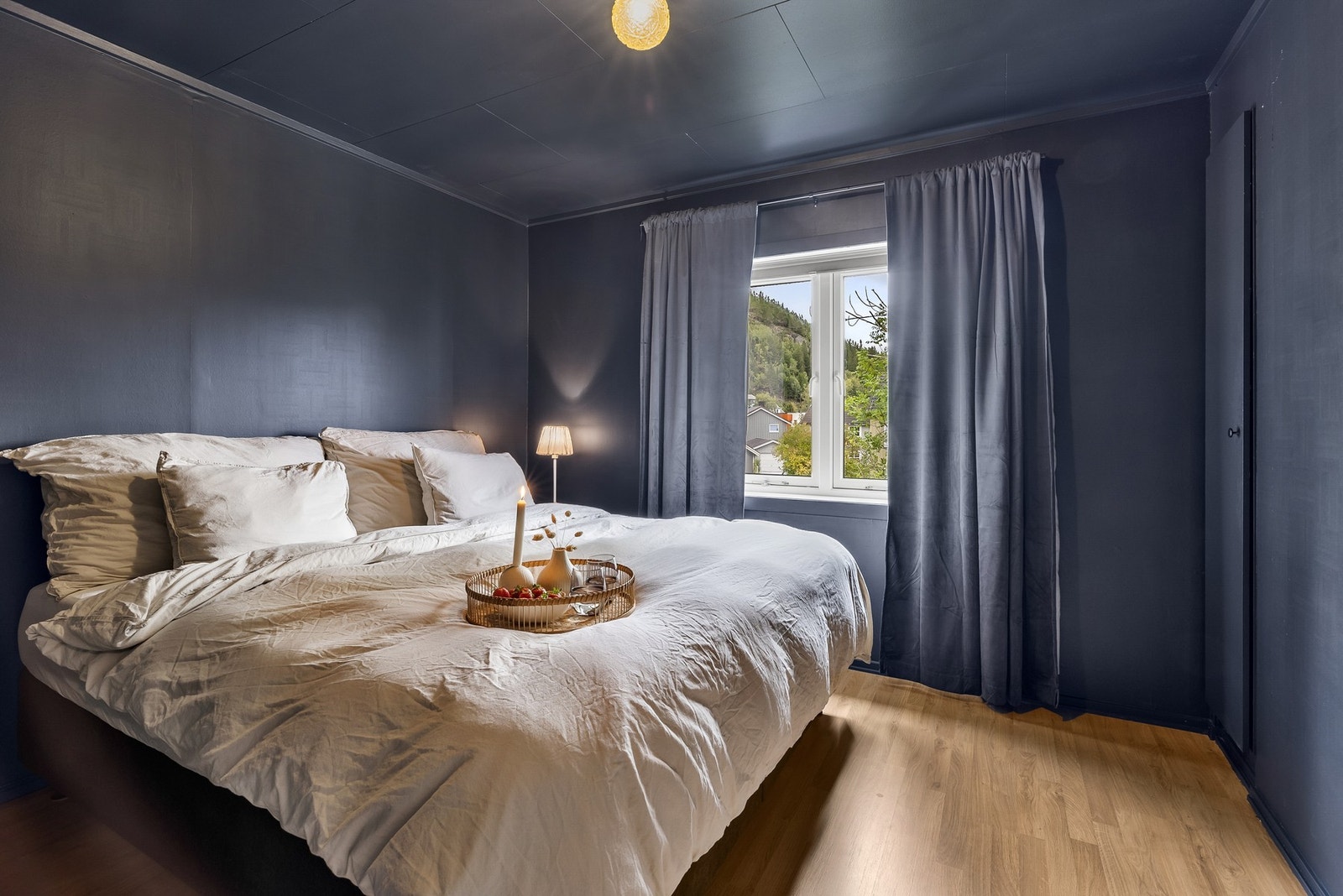Romslig soverom med innebygd garderobe Galleribilde