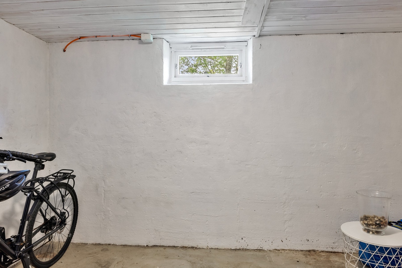 Leiligheten disponerer 2 boder i kjelleren på henholdsvis ca. 4m2 og 9m2 Galleribilde