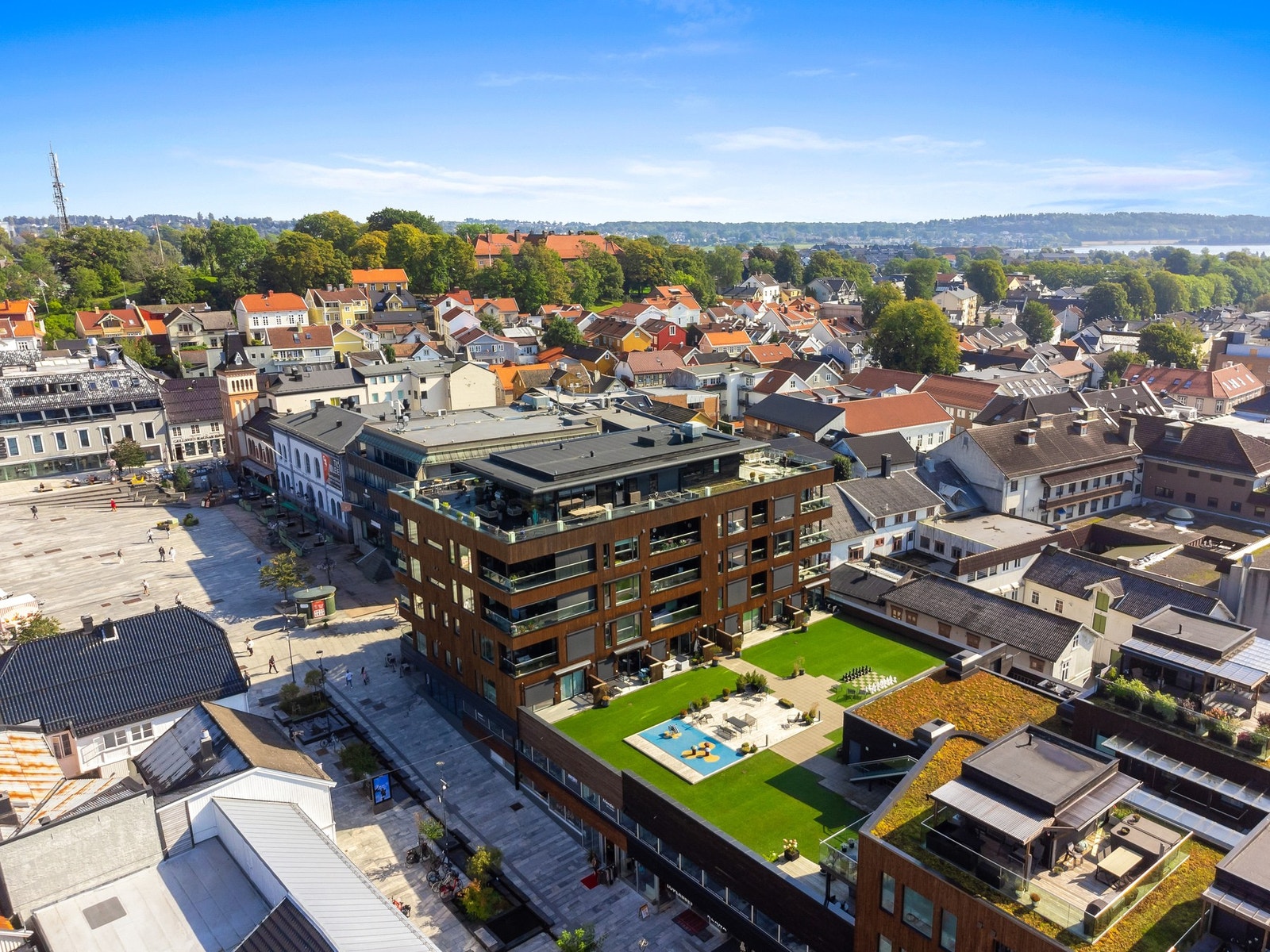 Byens øvrige gode utvalg av servicetilbud finner du også rett utenfor døren. Kafèer, spisesteder, alle byens forretninger, Tønsberg torv , "Brygga" med sitt yrende liv av kultur og restaurantliv, kino og gjestehavn Galleribilde