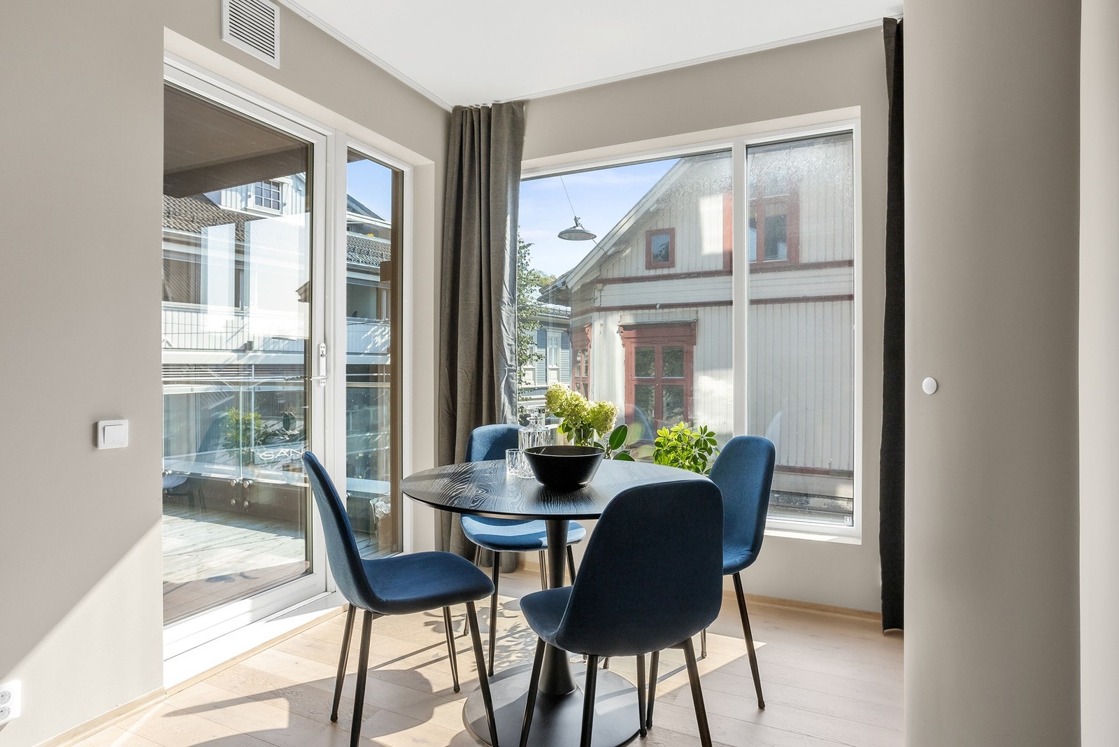 Fra stuen har du en stor
overbygd balkong. Galleribilde