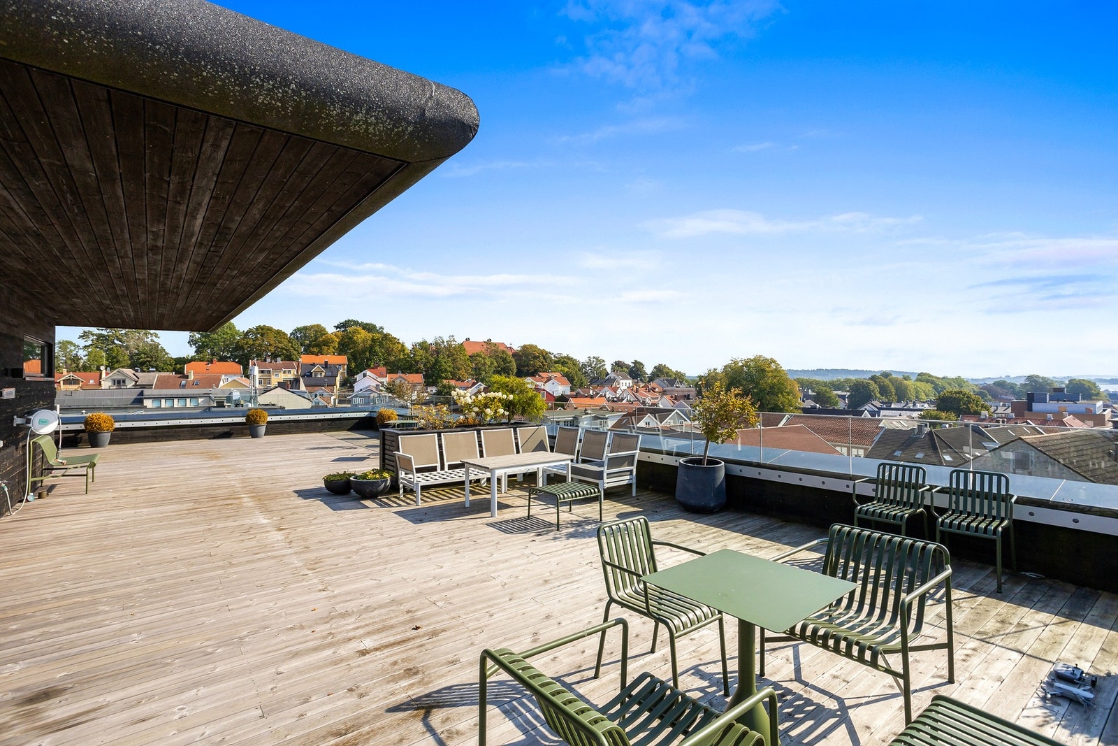 Bygget har egen takterrasse i 8.etasje, på toppet av bygget. Her kan man nyte flott utsikt og utmerkede solforhold hele dagen. Galleribilde