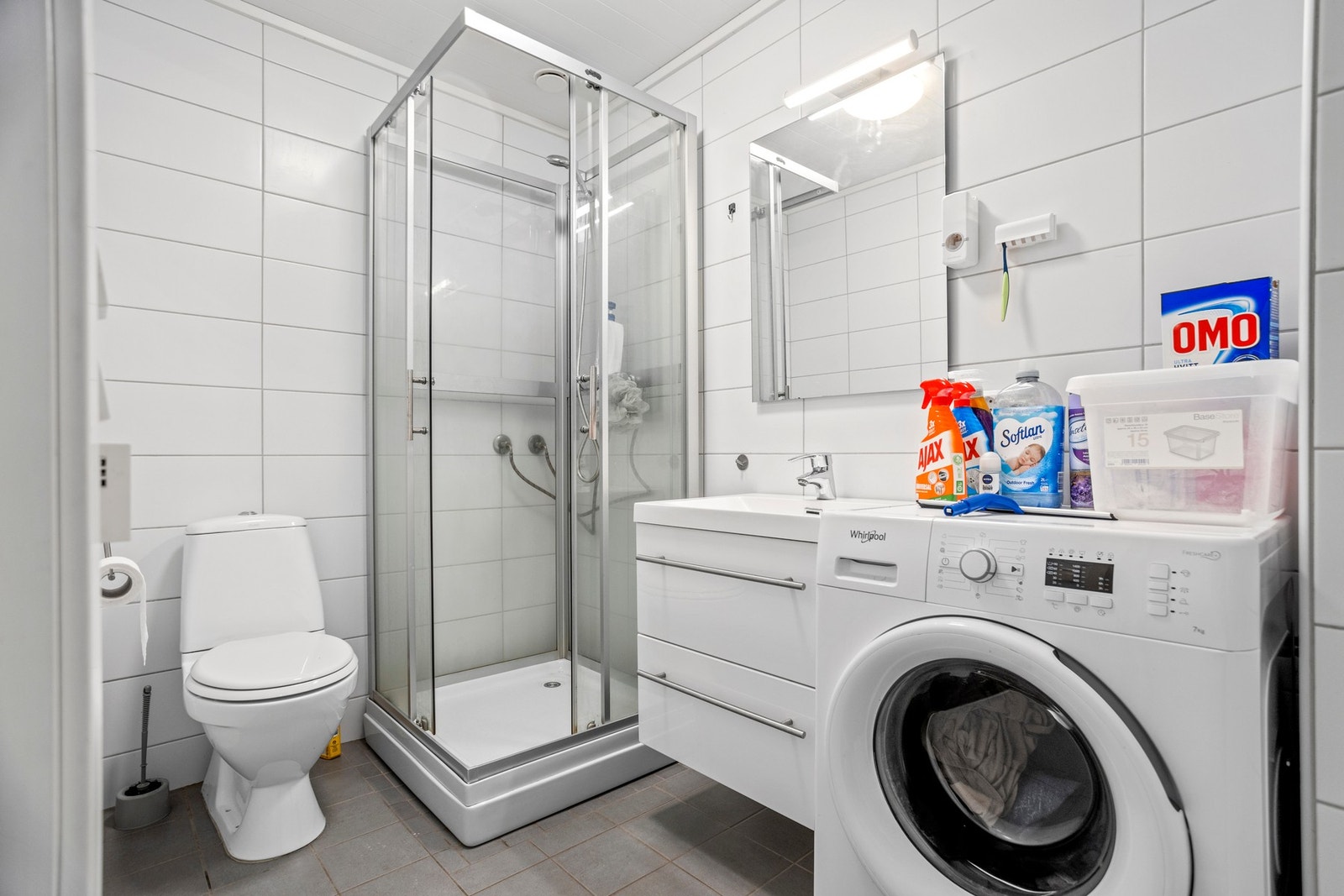 Utleie 2. Bad - 5 kvm. Utstyrt med servantskap, toalett, dusjkabinett og opplegg for vaskemaskin Galleribilde