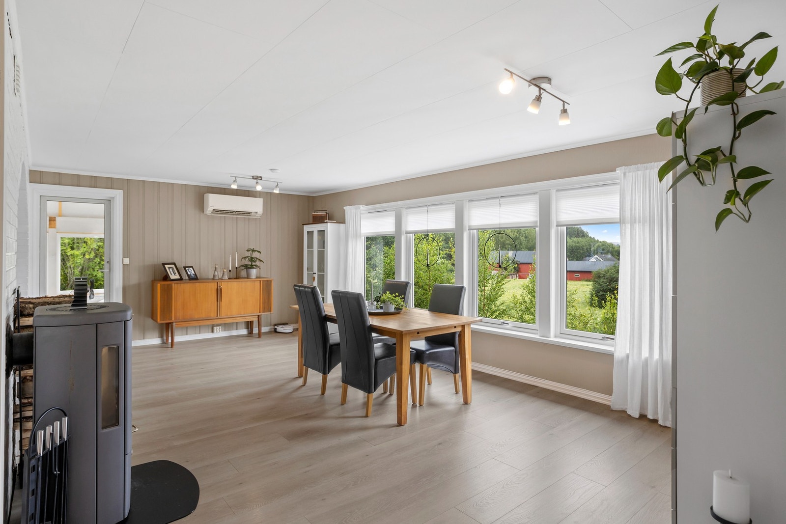 Stue - 40 kvm. Oppvarming fra varmepumpe og ildsted Galleribilde