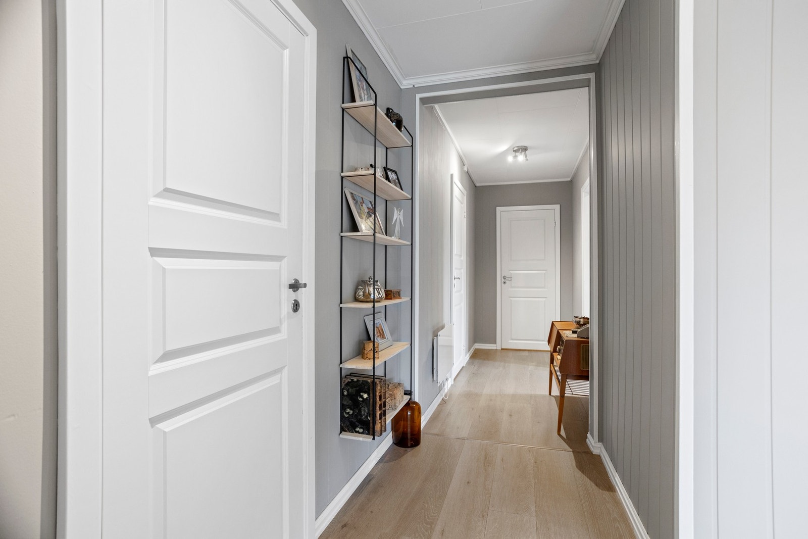 Gang - 13 kvm. Dør inn til tre soverom, bad og to boder. Galleribilde