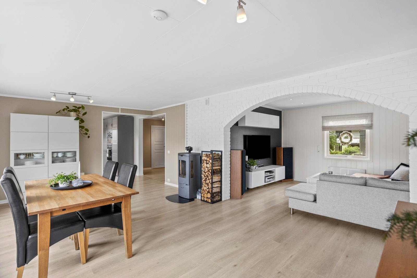 Den romslige stuen har god plass til både spisebord og sofa Galleribilde