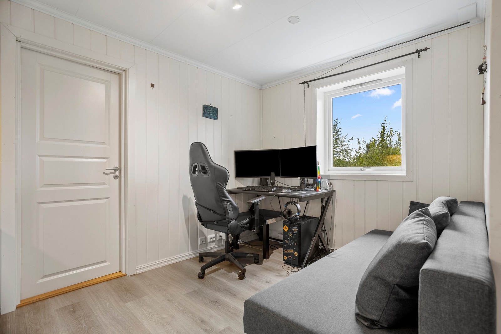 Utleie 2. Stue og kjøkken - 15 kvm. Tørkerom omgjort til stue/kjøkken. Det foreligger ingen søknad om bruksendring og kjøper overtar risiko for dette Galleribilde